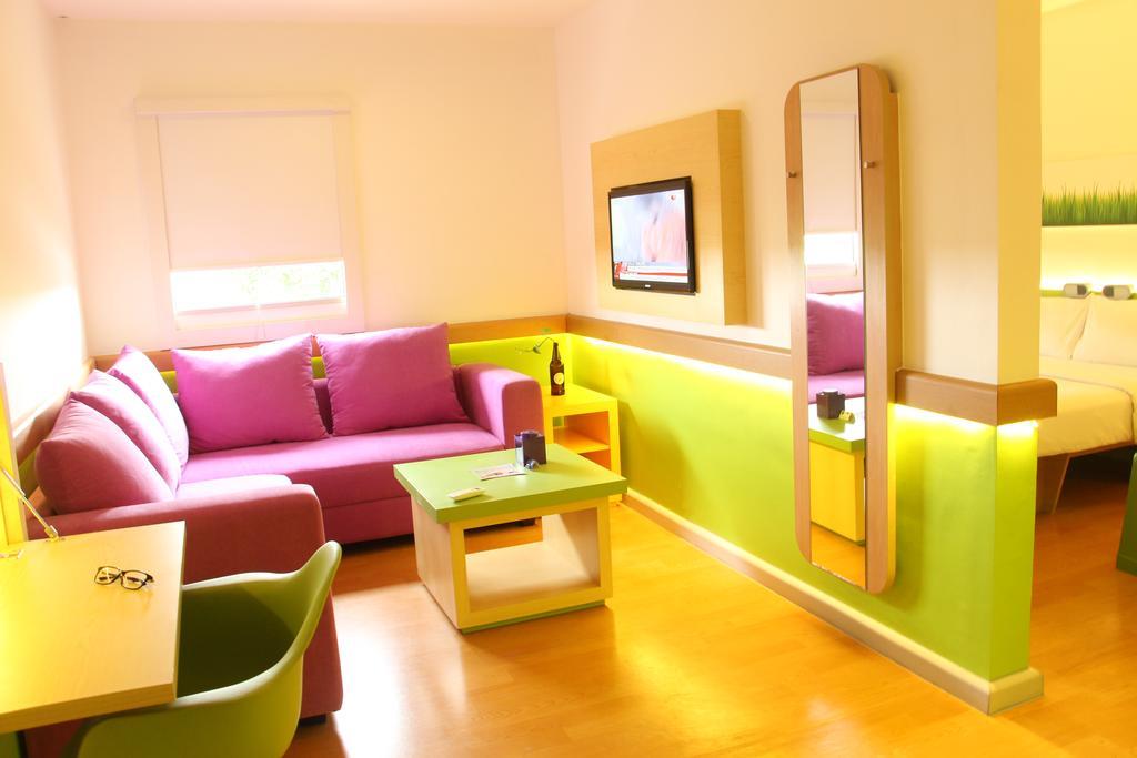 סידוארג'ו Cordia Hotel Surabaya Airport - Hotel Dalam Bandara - Formerly Ibis Budget Surabaya Airport מראה חיצוני תמונה