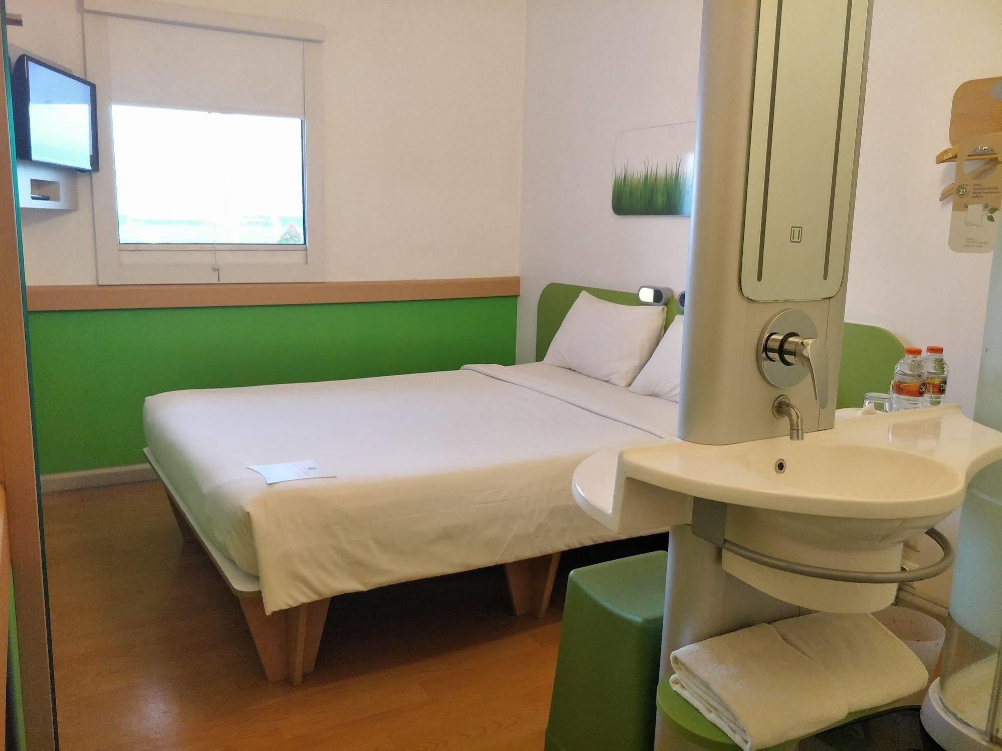 סידוארג'ו Cordia Hotel Surabaya Airport - Hotel Dalam Bandara - Formerly Ibis Budget Surabaya Airport מראה חיצוני תמונה